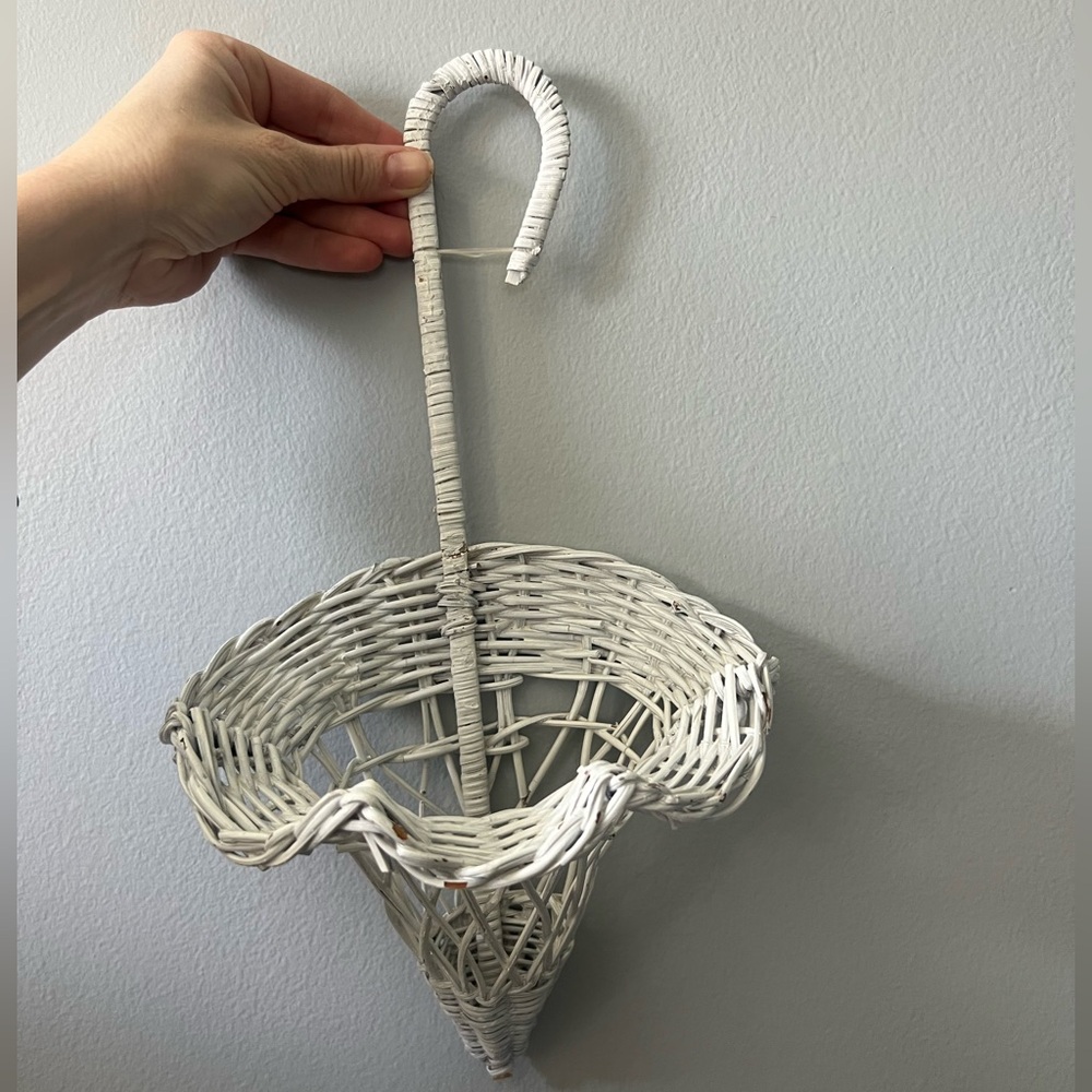 Wicker Umbrella Parasol Hanging Shaped plant Basket - Picture 7 of 8